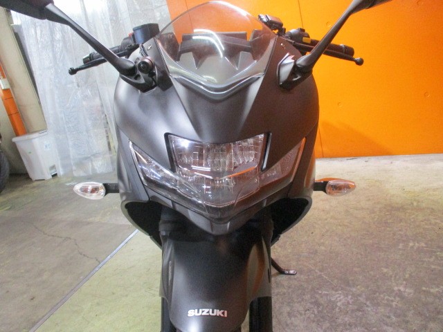 フロントから見てもこの通り状態グッド！ジグサーは純正でヘッドライトがＬＥＤとっても明るいですよ！